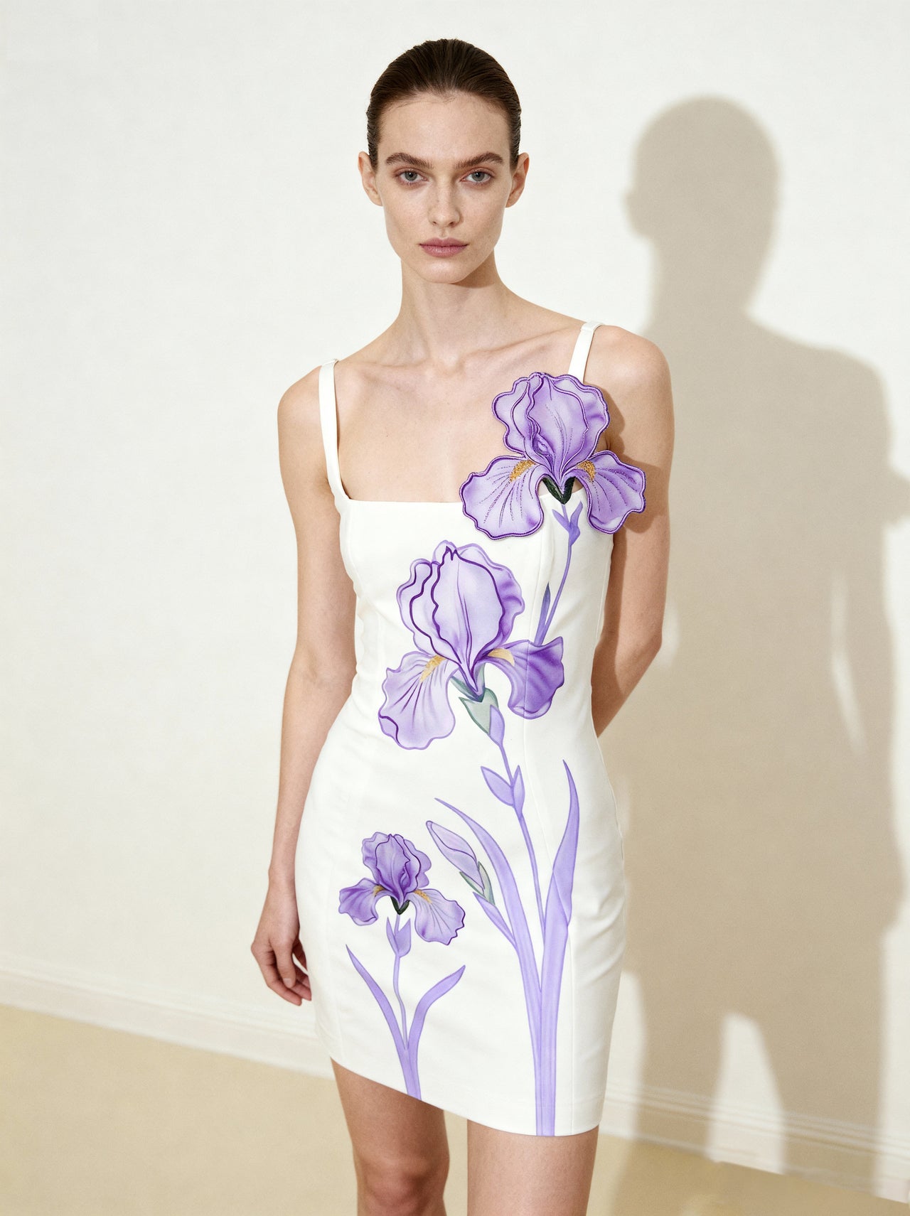 鳶尾花印花細肩帶緊身迷你洋裝 - 白色