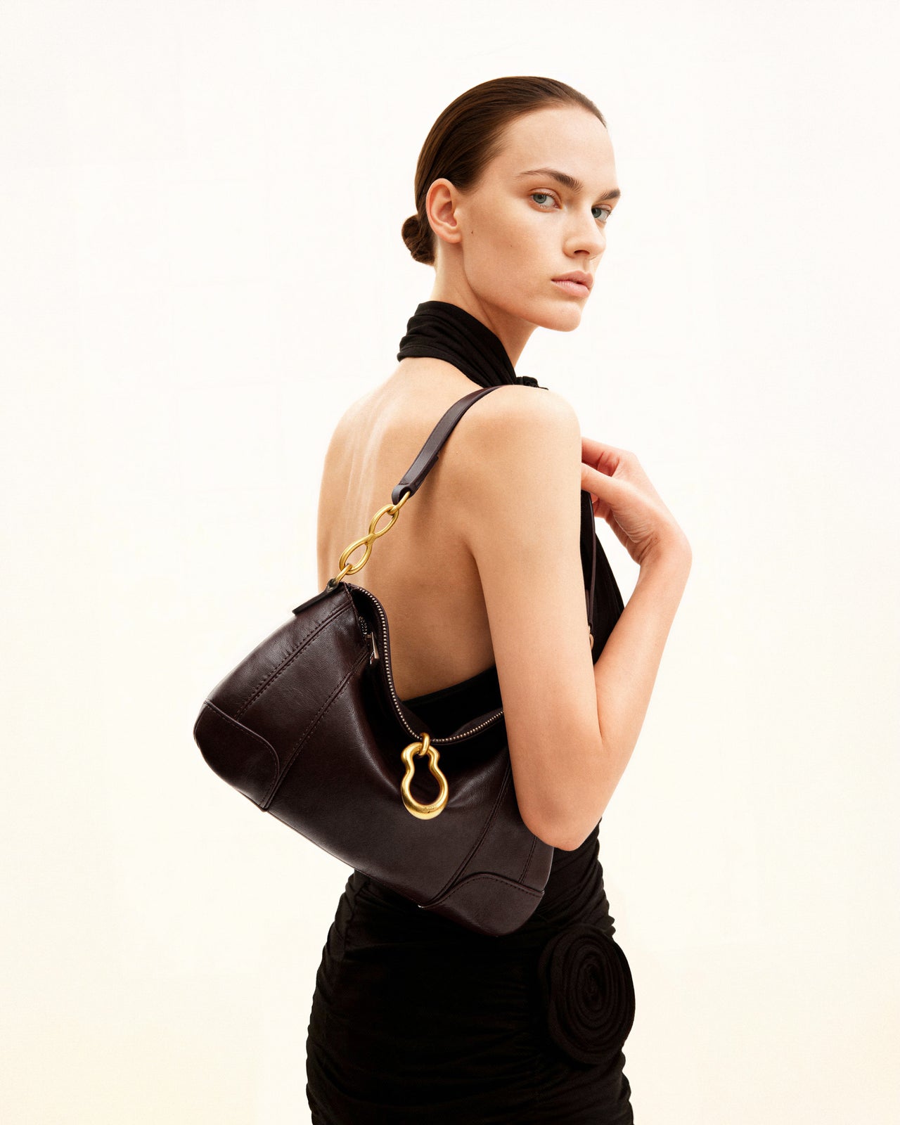 Jayla 金屬吊飾裝飾肩背包 - 深棕色