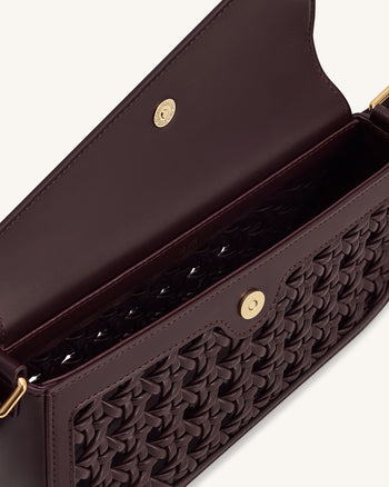 Addisyn 鏤空編織肩背包－酒紅色