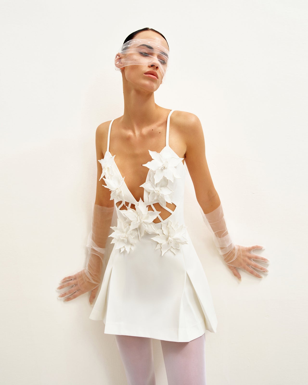 Yuliya 白色花卉點綴V領迷你連衣裙 - 白色