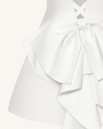 緞面無肩帶背部蝴蝶結迷你洋裝 - 白色